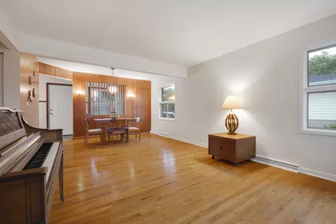 Living - 326 E Alden Dr, Addison, IL 60101 photo 2 of 3