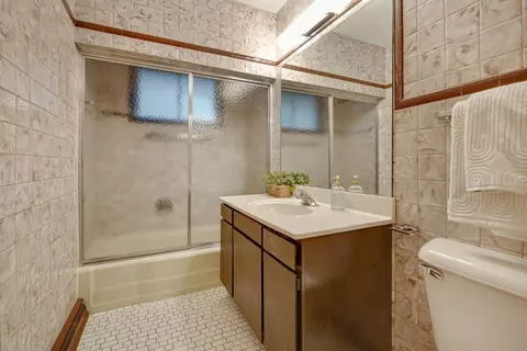 Bath - 326 E Alden Dr, Addison, IL 60101 photo 1 of 3