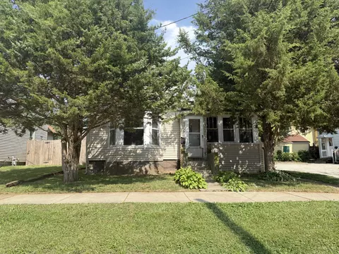209 Sherman Pl, Waukegan, IL 60085