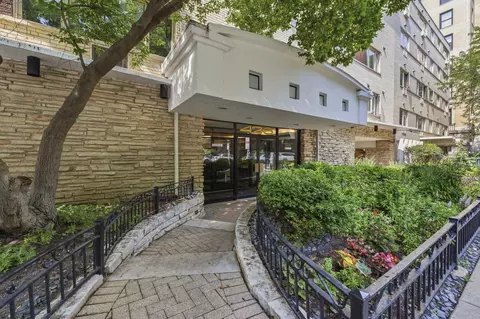 426 W Barry Ave #407, Chicago, IL 60657