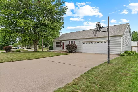 Exterior - 4303 27th Ave Ct, Moline, IL 61265 photo 3 of 9