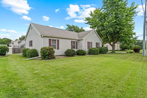 Exterior - 4303 27th Ave Ct, Moline, IL 61265 photo 2 of 9