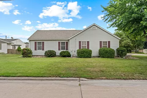 Exterior - 4303 27th Ave Ct, Moline, IL 61265 photo 4 of 9