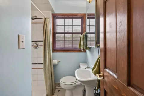 Bath - 4303 27th Ave Ct, Moline, IL 61265 photo 3 of 4