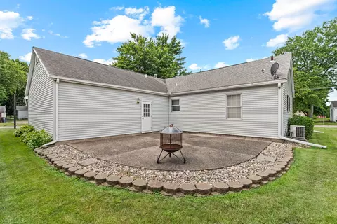 Exterior - 4303 27th Ave Ct, Moline, IL 61265 photo 7 of 9