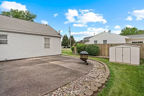 Exterior - 4303 27th Ave Ct, Moline, IL 61265 photo 6 of 9