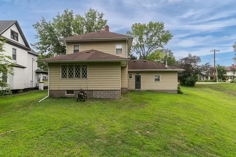 Exterior - 1105 11th Ave, Moline, IL 61265 photo 3 of 4