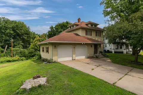 Exterior - 1105 11th Ave, Moline, IL 61265 photo 2 of 4