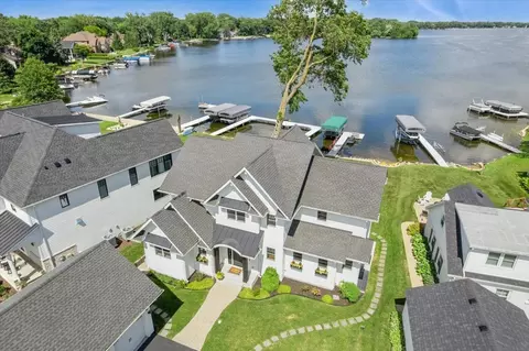 225 Edgewater Dr, Crystal Lake, IL 60014