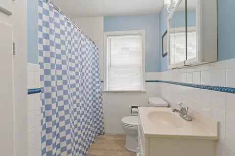 Bath - 1136 53rd St, Moline, IL 61265 photo 1 of 1