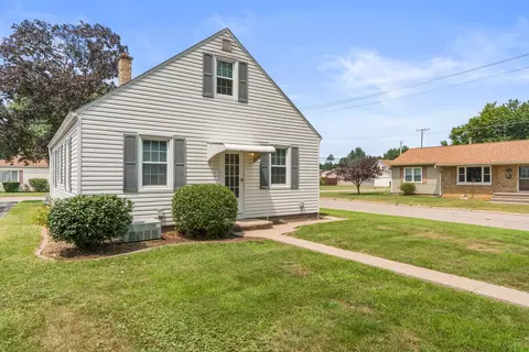 Exterior - 1136 53rd St, Moline, IL 61265 photo 3 of 5
