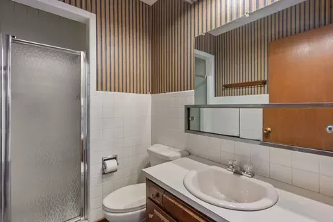 Bath - 4336 26th Ave, Moline, IL 61265 photo 1 of 3