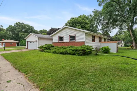 Exterior - 4336 26th Ave, Moline, IL 61265 photo 2 of 7