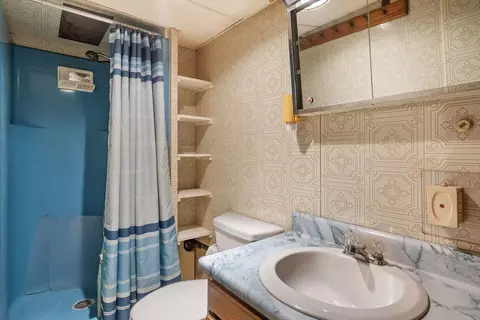 Bath - 4336 26th Ave, Moline, IL 61265 photo 3 of 3