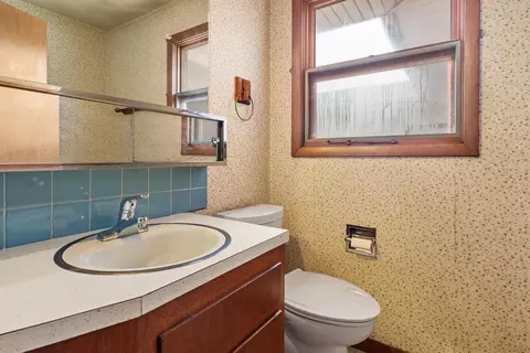 Bath - 4336 26th Ave, Moline, IL 61265 photo 2 of 3