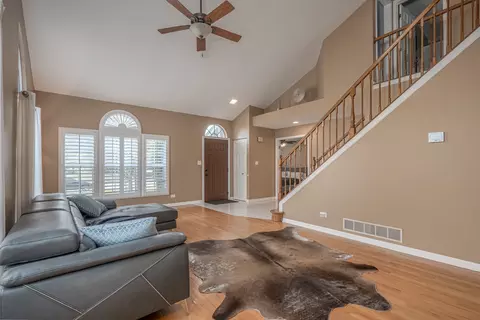 Living - 604 Foster Ave, Bartlett, IL 60103 photo 2 of 5