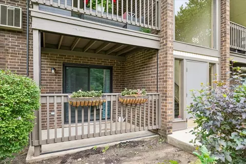578 Somerset Ln #1, Crystal Lake, IL 60014