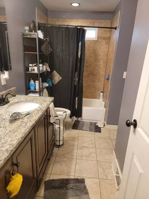 Bath - 427 Devon Ln, Bolingbrook, IL 60440 photo 1 of 2