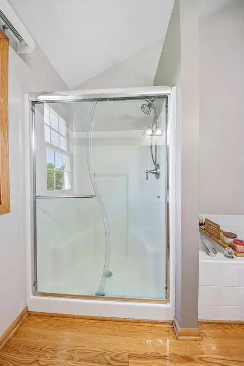 Bath - 2302 Irvine Ln, Plainfield, IL 60586 photo 4 of 7