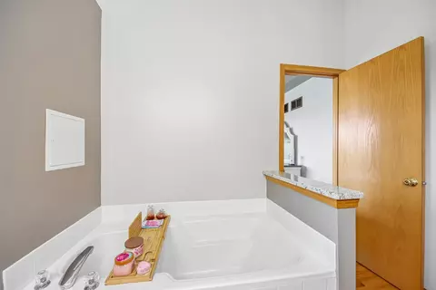 Bath - 2302 Irvine Ln, Plainfield, IL 60586 photo 5 of 7