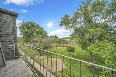 Exterior - 138 E Bailey Rd #M, Naperville, IL 60565 photo 1 of 2