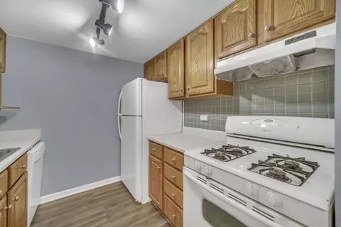 Kitchen - 138 E Bailey Rd #M, Naperville, IL 60565 photo 1 of 3