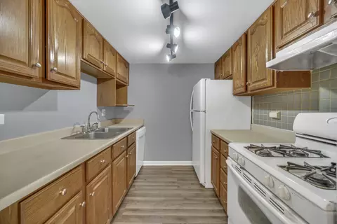 Kitchen - 138 E Bailey Rd #M, Naperville, IL 60565 photo 2 of 3