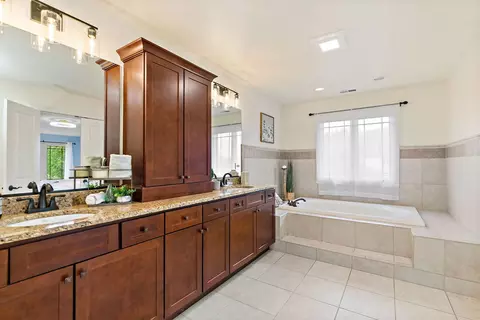 Bath - 3206 Prairie View Dr, Prairie Grove, IL 60012 photo 4 of 6