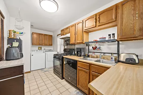 Kitchen - 437 Wright Ct, Bolingbrook, IL 60440 photo 2 of 3