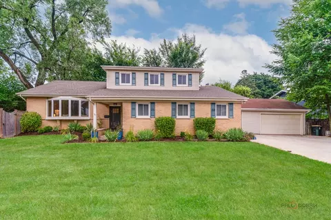 720 S Butterfield Rd, Libertyville, IL 60048