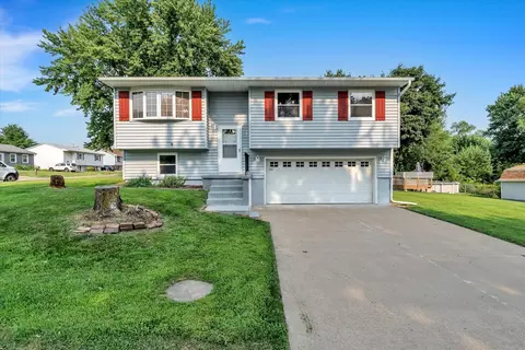 5731 N Howell St, Davenport, IA 52806