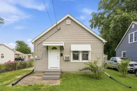939 31st St, Bettendorf, IA 52722