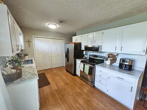 Kitchen - 100 Cherry Dr, Mount Vernon, IL 62864 photo 3 of 3