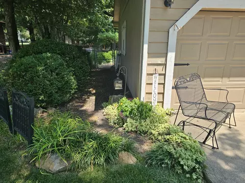 Exterior - 100 Cherry Dr, Mount Vernon, IL 62864 photo 8 of 21