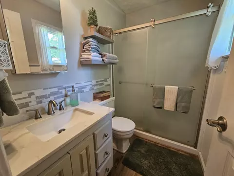 Bath - 100 Cherry Dr, Mount Vernon, IL 62864 photo 3 of 3