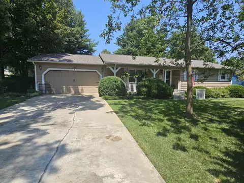 Exterior - 100 Cherry Dr, Mount Vernon, IL 62864 photo 13 of 21