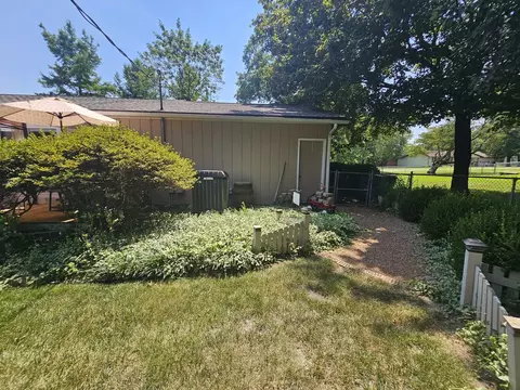 Exterior - 100 Cherry Dr, Mount Vernon, IL 62864 photo 10 of 21