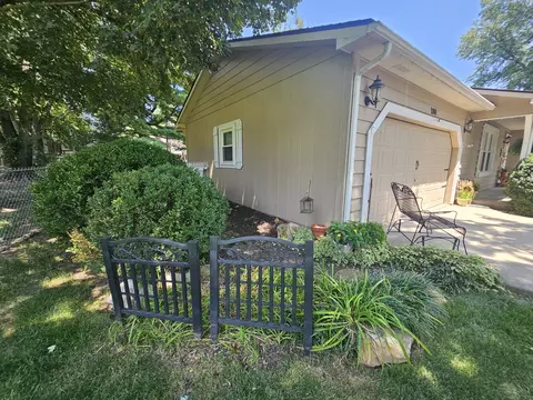 Exterior - 100 Cherry Dr, Mount Vernon, IL 62864 photo 6 of 21
