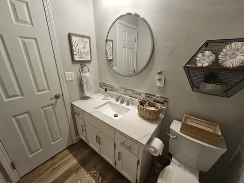 Bath - 100 Cherry Dr, Mount Vernon, IL 62864 photo 2 of 3