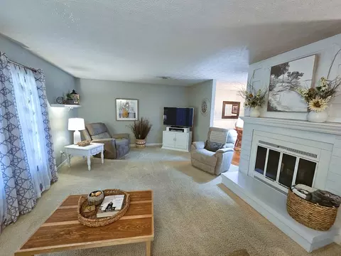 Living - 100 Cherry Dr, Mount Vernon, IL 62864 photo 4 of 4