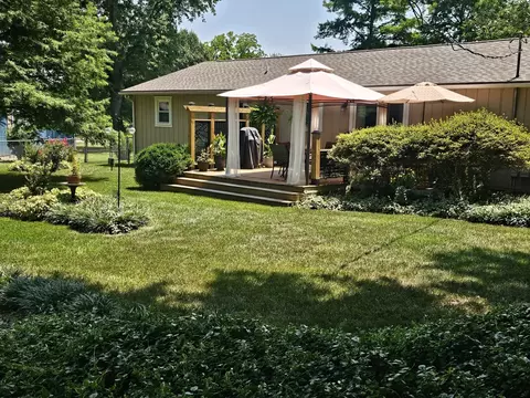 Exterior - 100 Cherry Dr, Mount Vernon, IL 62864 photo 3 of 21