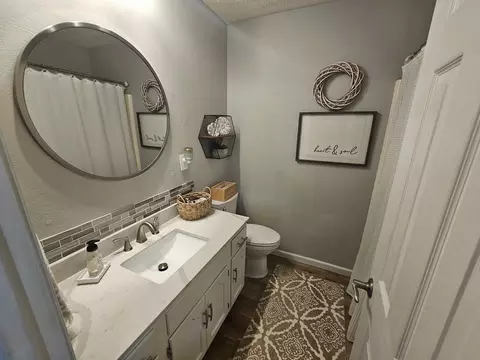 Bath - 100 Cherry Dr, Mount Vernon, IL 62864 photo 1 of 3