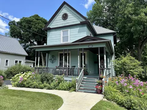 225 Hoy Ave, Woodstock, IL 60098
