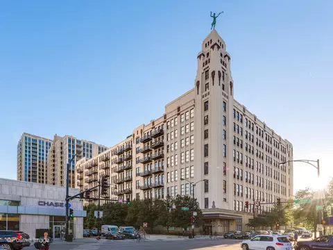 758 N Larrabee St #221, Chicago, IL 60654