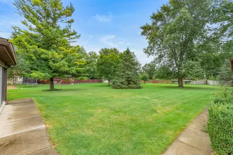Exterior - 1025 Bode Rd, Elgin, IL 60120 photo 6 of 9