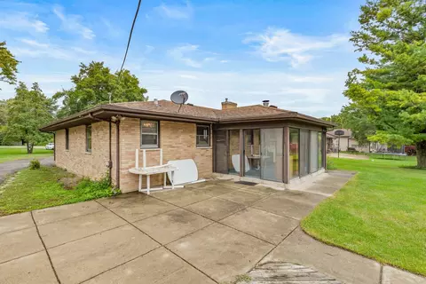 Exterior - 1025 Bode Rd, Elgin, IL 60120 photo 4 of 9