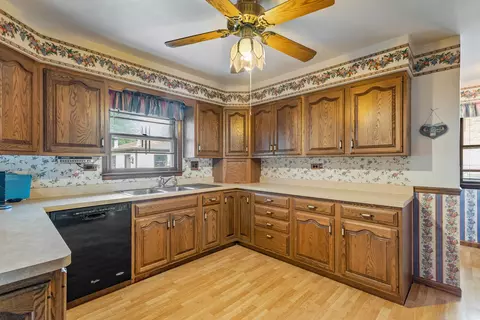 Kitchen - 1025 Bode Rd, Elgin, IL 60120 photo 4 of 5