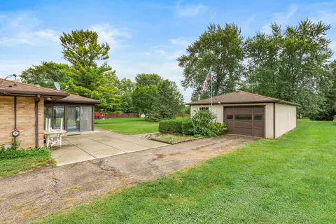 Exterior - 1025 Bode Rd, Elgin, IL 60120 photo 5 of 9