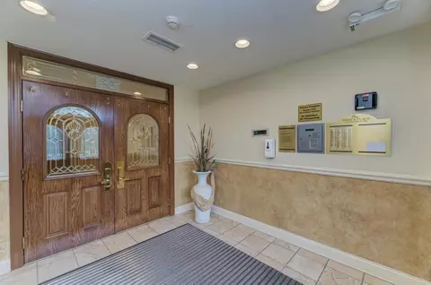 Entry Way - 1 Itasca Pl #211, Itasca, IL 60143 photo 1 of 5