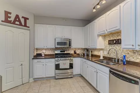 Kitchen - 1 Itasca Pl #211, Itasca, IL 60143 photo 4 of 4
